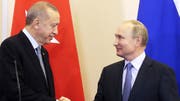 Erdogan und Putin geben sich in Moskau die Hand auf eine Verlängerung der Waffenruhe. (Bild: Keystone)