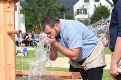 Erfrischung am Festbrunnen nach einem intensiven Gang.
