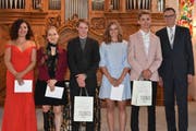 Die ausgezeichneten Maturanden: Angela Stella Ventrici, Alena Frei, Jérôme Messmer, Tabea Keller und Joschija Eberl mit Marc Kummer, Rektor der Kantonsschule Trogen.