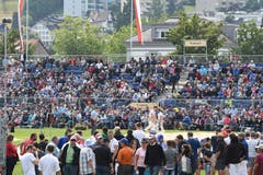 Volle Tribünen in der Schwingarena auf dem Herisauer Sportplatz Ebnet.