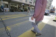 Wie bequem und wie schnell kommt man in der Stadt St.Gallen als Fussgängerin und Fussgänger vorwärts? Das will eine jetzt gestartete Umfrage herausfinden. (Bild: Hannes Thalmann)