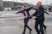 Freut sich über den «Edelweiss»-Flieger namens Stanserhorn: VR-Präsident Heinz Keller (links) mit Direktor Jürg Balsiger. (Bild: Eveline Beerkircher, Kloten, 10. April 2019)
