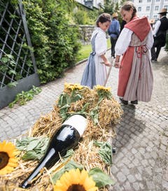 Die Ehrenwerte Trueelerzunft zu Twann ueberbringt am Sonntag, 24. Juni 2018 die erste Weinlieferung vom Bielersee ins Kloster Engelberg seit dem Jahr 1433. Die erste Weinlieferung wurde moeglich weil das Koster Engelberg den Rebberg am Bielersee im jahr 2017 wieder zurueckgekauft hat. (KEYSTONE/Urs Flueeler)