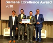 Von links nach rechts: Siegfried Gerlach, CEO Siemens Schweiz, mit den beiden Gewinnern Dominik Hirzel und Andreas Schmid, sowie Moderator Günther Jauch (Bild: PD)