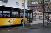 Ein Postauto bei der Haltestelle Ennetbürgen-Post. (Bild: Corinne Glanzmann)