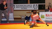 uintus Zogg (hinten, im blauen Dress) unterlag Pascal Jungo glatt mit 0:16 (Technische Überlegenheit). (Bild: PD)