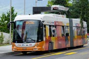 Ein Tosa-Bus der Genfer Verkehrsbetriebe lädt an einer mit einer Ladestation ausgerüsteten Haltestelle die Batterie auf. (Bild: PD/ABB)
