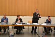 Der Schulrat und allen voran Präsident Josef Rütsche (stehend) sind überwältigt vom Ergebnis. (Bild: Peter Jenni)
