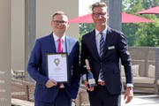 Hoteldirektor Christopher Rossbach und Spa-Manager Philipp Moser haben alles dabei, um die Auszeichnung der Oberwaid als beste Wellness-Location der Schweiz zu feiern. (Bild: PD)