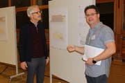 Schulpräsident Daniel Heidegger (rechts) im Gespräch mit einem Interessierten Bürger. (Bild: Manuela Olgiati)