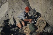 Der junge Peter Diener beim Kochen auf einer Klettertour am Mont Blanc. (Bild: Adi Lippuner)