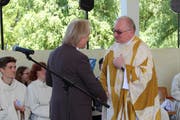 Robert Schwarzer, Kirchenpräsident von evangelisch Arbon, verabschiedet sich von Pfarrer Henryk Walczak. (Bild: Hedy Züger)