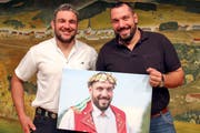 Für seinen 100. Kranz erhielt Daniel Bösch (rechts) aus den Händen von Urban Götte ein Bild. (Bild: Pascal Schönenberger)