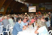 Gemütliches Beisammensein der Genossenschafterinnen und Genossenschafter der Markthalle Toggenburg-Linthgebiet zu den Klängen des Echo vom Battenberg. (Bild: Adi Lippuner)