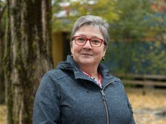 Susanne Jenne, Teamleiterin Aktivierung hat das Strickprojekt in der Residenz Am Schärme geleitet. Bild: Corinne Glanzmann (Sarnen, 30. Oktober 2018)