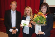 Peter Murer und Monika Dudle-Ammann (rechts) zeichnen Sabine Gutzwiller aus. (Bild: Ruedi Wechsler, Oberdorf, 26. September 2019)