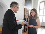 Aline König, die klassenbeste Maturae mit der Note 5,46, erhält ihr Zeugnis von Bildungsdirektor Franz Enderli. (Bilder: Ruedi Wechsler, Engelberg, 29. Juni 2018)