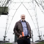 Der Autor Markus Bucher vor dem Landessender Beromünster. (Bild: Manuela Jans-Koch (Beromünster, 13. November 2018))