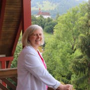 Ursula Bründler-Stadler, Präsidentin des Trägervereins und Leiterin des Zentrum Ranft auf der Terrasse eines Gruppenraumes. (Bild Patricia Helfenstein-Burch, 23. Juli 2018)