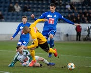 Szene aus dem Cup-Spiel FCL – YB: FCL-Goalie Zibung klärt gegen Sow. (Bild: Claudio de Capitani/Freshfocus (Luzern, 6. März 2019))