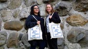 Die beiden Guides von #letsmuseeum vor dem Historischen Museum Thurgau: Antonella Barone und Tanja Breu. (Bild: Rahel Haag)
