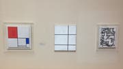Karin Sanders «Mailed Painting» ist eingerahmt von Werken Piet Mondrians und Hugo van Doesburgs. (Bild: Christina Genova)