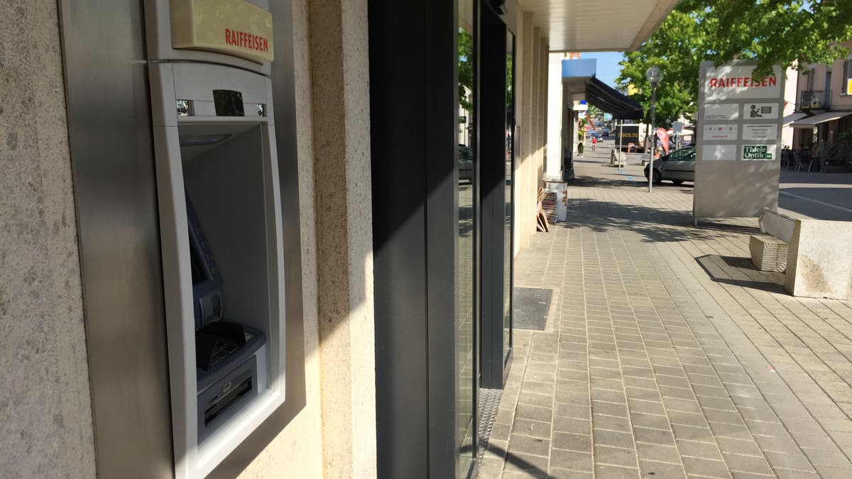 «Eine Frechheit»: Raiffeisen-Bancomat in Romanshorn spuckt ...