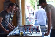 Diese Ex-Arbeitskollegen spielen gerne Tischfussball.