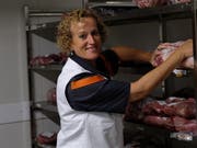 Arbeiten bei zwei Grad: Die Fleischfachverkäuferin Petra Ludwig im Kühlraum in der Migros in der Passage. (Bild: Rahel Haag)