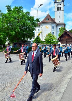Dirigent Paul Wermelinger an der Spitze der Musik.