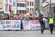 Demonstrieren für eine bessere Zukunft: Schüler streiken in St.Galle für den Klimaschutz. (Bild: Mareycke Frehner)