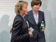 Die damalige Bundesrätin Eveline Widmer-Schlumpf (links) und Kommunikationschefin Brigitte Hauser (rechts). Bild: Lukas Lehmann/Keystone (Bern, 28. Oktober 2051)