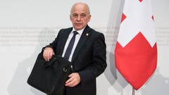 Finanzminister Ueli Maurer verbrachte 80 Stunden in der Luft. (KEYSTONE/Peter Schneider)