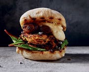Der schwedische Hobbykoch Martin Nordin hat sich diesen Zucchini-Süsskartoffel-Burger mit Chipotle-Mayonnaise ausgedacht. (Bild: «Vegetarische Burger», Riva Verlag)