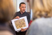 Stadtbaumeister Hansueli Rechsteiner erklärt anhand von alten Plänen die Geschichte der Stadtvilla. (Bild: Michel Canonica)