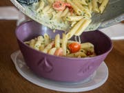 Ein Koch füllt im Restaurant Basilico in Luzern Teigwaren in ein Mehrweggeschirr ab. (Bild: Pius Amrein, 30. April 2019)