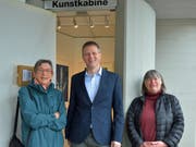 Initiantin Elsbeth Harling, Gemeinderat Valentin Hasler und Künstlerin Helen Lang bei der Kunstkabine. (Bild: Mario Testa)