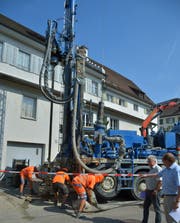 Die Geotherm-Mitarbeiter richten den Bohrer ein. (Bild: Mario Testa)
