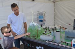 Patrick Habermacher von der Hochschule Luzern erklärt einem kleinen Besucher ein Modell mit verschiedenen Formen der Energieproduktion.