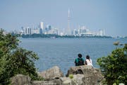 Die Skyline von Toronto mit dem Ontariosee im Vordergrund. Bild: Christopher Katsarov/The Canadian Press/AP (7. August 2018)