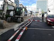 Die auf rund fünfzig Metern Länge umgeworfene Baustellenabschrankung an der Vadianstrasse. (Bild: Marlen Hämmerli - 24. April 2019)