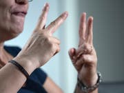 Allein die Deutschschweizer Gebärdensprache kennt fünf regionale Dialekte: Zürich, Bern, Basel, Luzern und St. Gallen. Für die internationale Verständigung gibt es künstliche Gebärden, ähnlich wie die gesprochene Sprache Esperanto. (Bild: Pius Amrein)