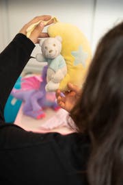 Einige Babysachen ihrer Tochter hat Nina bis heute aufgehoben. (Bild: Ralph Ribi)
