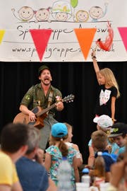 Marius Tschirky trat am Jubiläumsfest der Spielgruppe Amriswil zwar ohne seine Jagdkapelle auf, doch der Begeisterung und Freude der Kinder und ihrer Eltern tat dies keinen Abbruch. (Bild: Manuel Nagel)