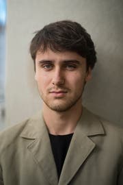 Ryan Bains ist Modedesigner und Gründer vom Label Schattenspiel. (Bild: Benjamin Manser)