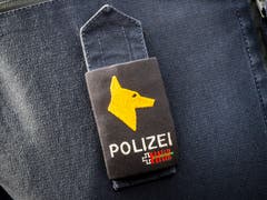 Diensthundeführer tragen ein spezielles Abzeichen auf ihrer Weste. (Bild: Andrea Stalder)