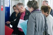 Im öffentlichen Verkehr sind in der Schweiz verschiedene Typen von Ticketautomaten im Einsatz. Da ist es manchmal für ungeübte Reisende nicht einfach, genau das Billett zu erhalten, dass sie oder er braucht. Ein Gratiskurs von VCS und Pro Senectute will Ältere auch dabei unterstützen. (Bild: Urs Jaudas - 14. Mai 2013)