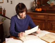 Federica de Cesco beim Lesen des Briefwechsels zwischen ihrer Tante und dem britischen Offizier. (Bild PD)