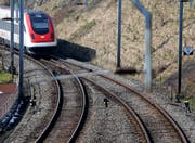 Die SBB werden die Doppelspur in Richtung Zug um 1,7 Kilometer verlängern (Bild: Stefan Kaiser (Walchwil, 15. März 2013))