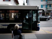 Eine Frau an der Bushaltestelle Unterägeri Dorf. Bild: Stefan Kaiser (Oberägeri, 18 Juni 2018)